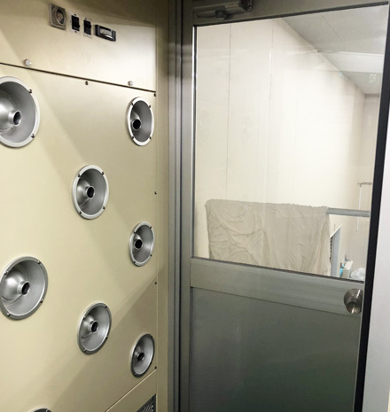 エアーシャワー室内